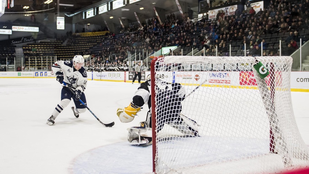 Alexis Lafrenière devant le gardien de l’Armada de Blainville-Boisbriand, Mikhail Denisov.
