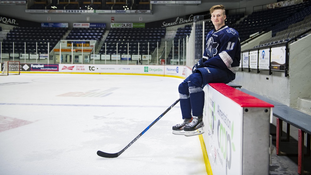 Alexis Lafrenière est assis sur la bande du Colisée de Rimouski.