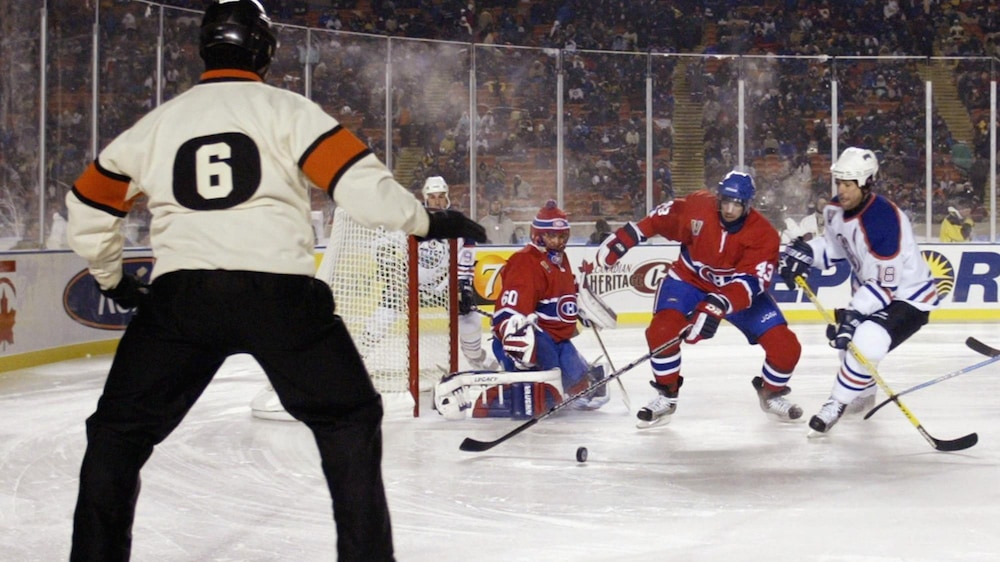 Patrice Brisebois (43), devant José Théodore, lors du match contre les Oilers disputé en plein air, au stade Commonwealth d'Edmonton, en novembre 2003.