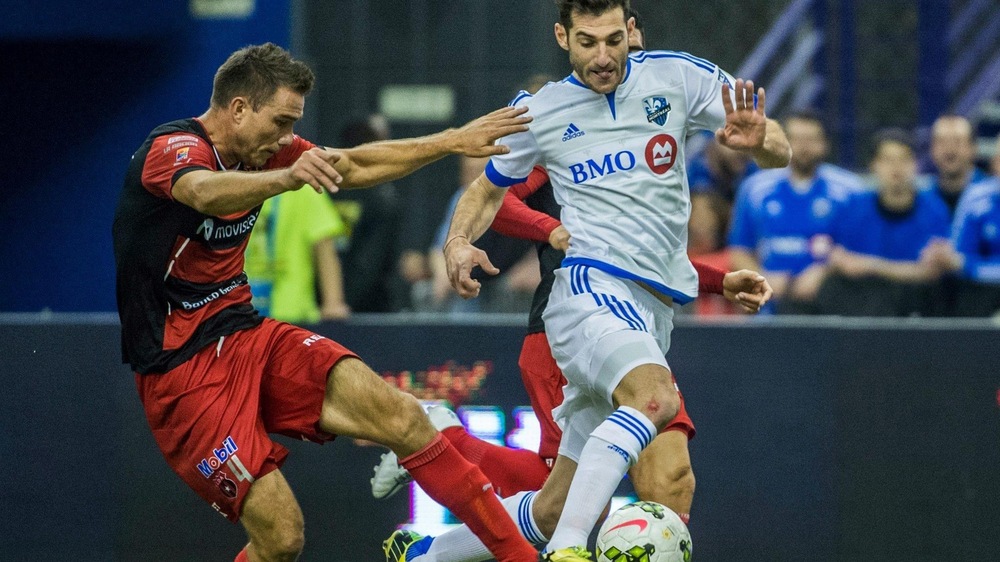 Un joueur de l'Impact tente de garder le contrôle du ballon devant un adversaire d'Alajuelense.
