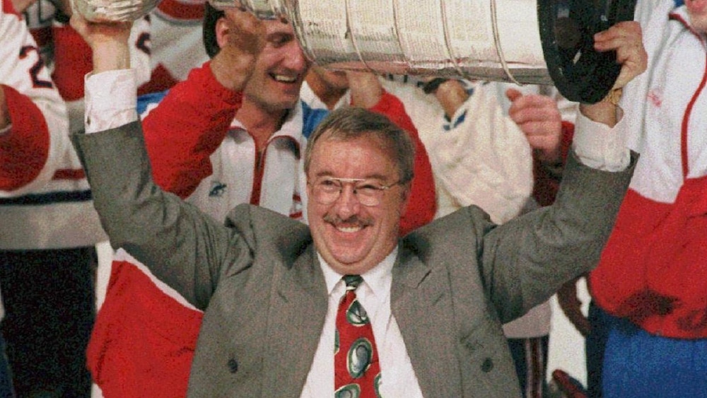 L'entraîneur-chef du Canadien de Montréal Jacques Demers brandit la coupe Stanley le soir du 6 juin 1993.