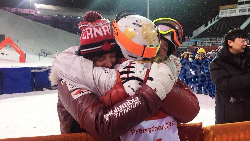 Les trois soeurs Dufour-Lapointe au bas de la piste olympique de bosses, à Pyeongchang