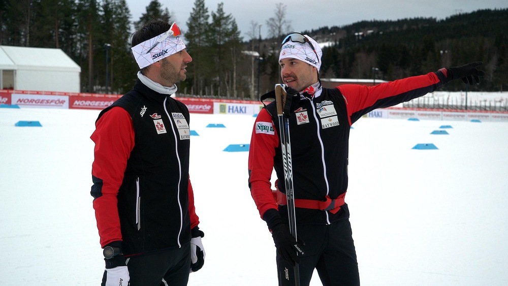 Lee Churchill et Alex Harvey discutent des conditions de neige.
