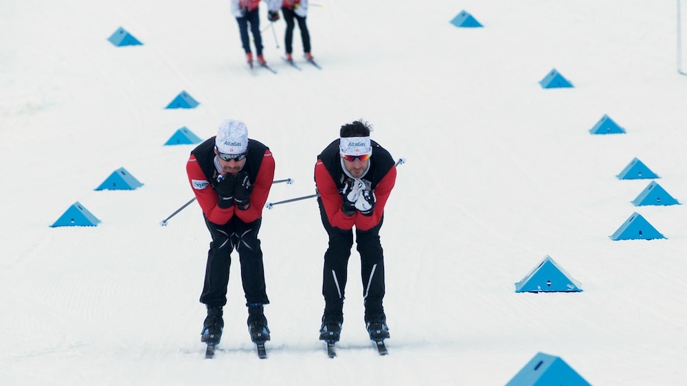 Alex Harvey et Lee Churchill testent la glisse des skis.
