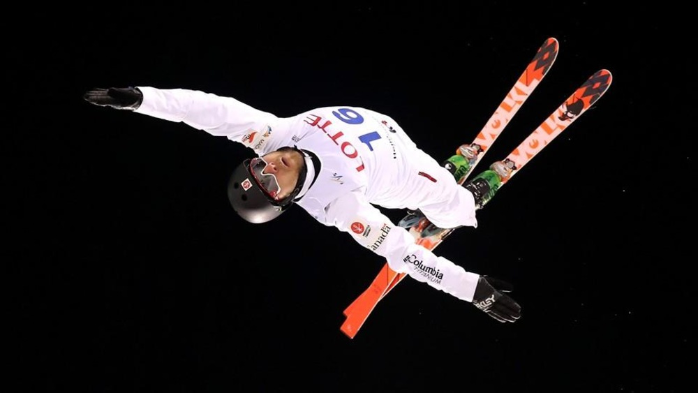 Le skieur acrobatique Olivier Rochon effectue un saut.