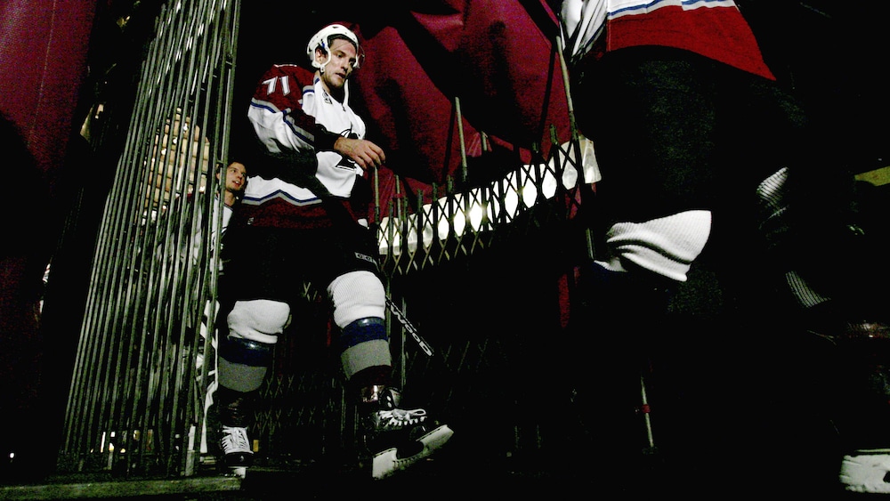 Patrice Brisebois dans l'uniforme de l'Avalanche du Colorado, en décembre 2005