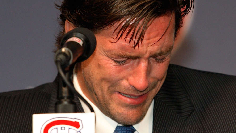 Patrice Brisebois pleure à l'annonce de sa retraite.