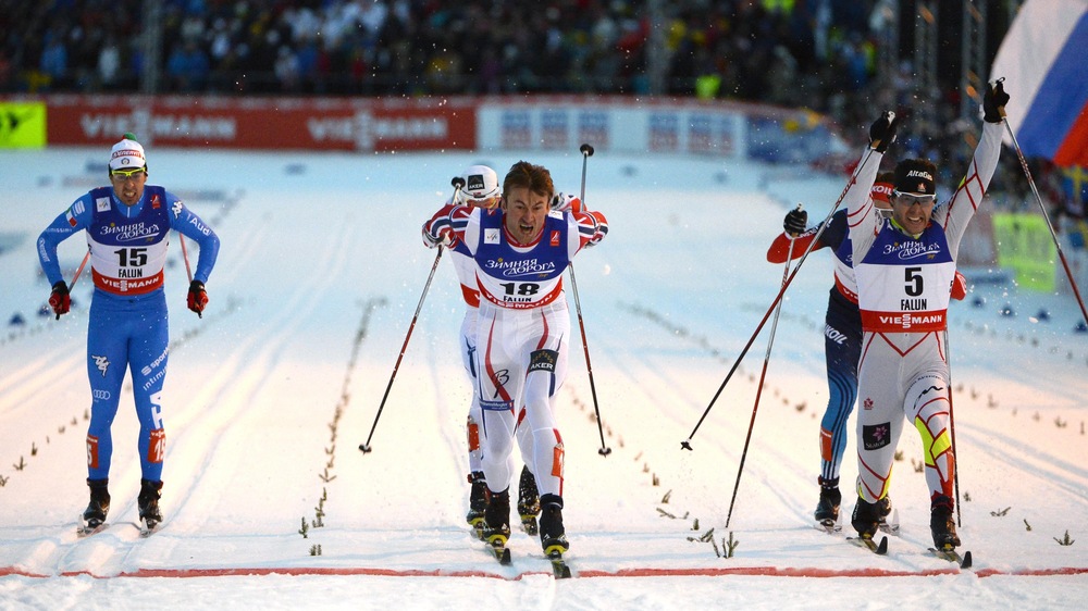 Le Norvégien Petter Northug (au centre) croise la ligne devant Alex Harvey (à droite) en finale du sprint classique aux Championnats du monde de 2015, à Falun, en Suède.