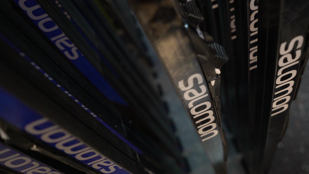 Certaines des nombreuses paires de skis d'Alex Harvey