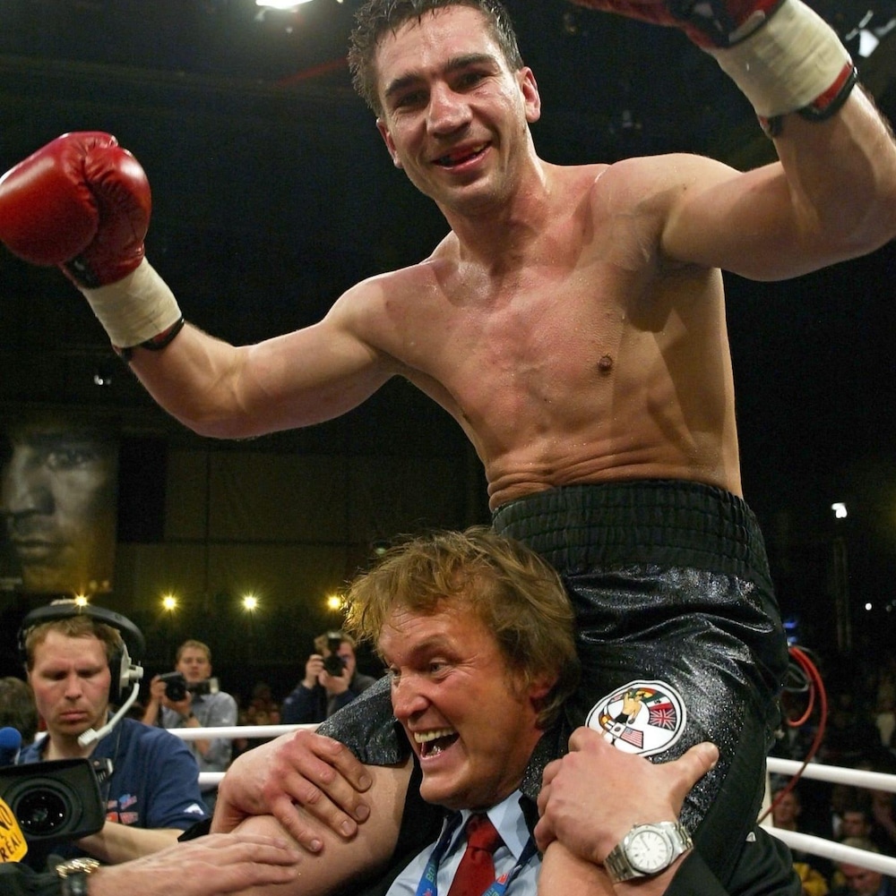 Markus Beyer est porté en triomphe par un de ses hommes de coin après son combat contre Éric Lucas, le 5 avril 2003.