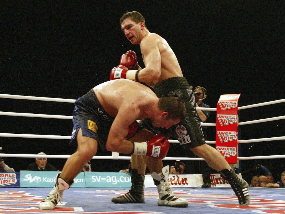 Éric Lucas évite une attaque de Markus Beyer lors de leur combat de championnat du monde, le 5 avril 2003.