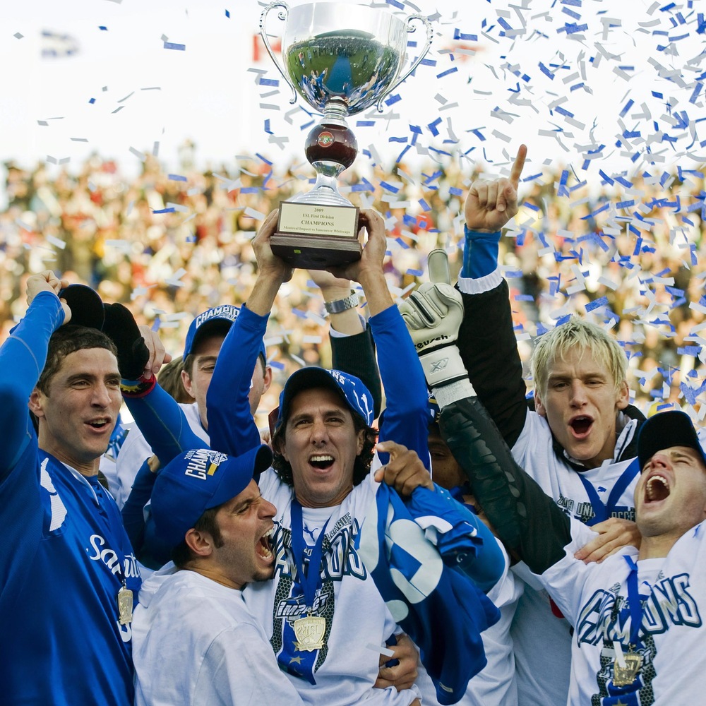 Mauro Biello célèbre son troisième championnat à Montréal après que l'Impact eut battu les Whitecaps de Vancouver en finale de la USL, le 17 octobre 2009. Un mois plus tard, le capitaine de l'équipe depuis 2001 annonçait sa retraite.