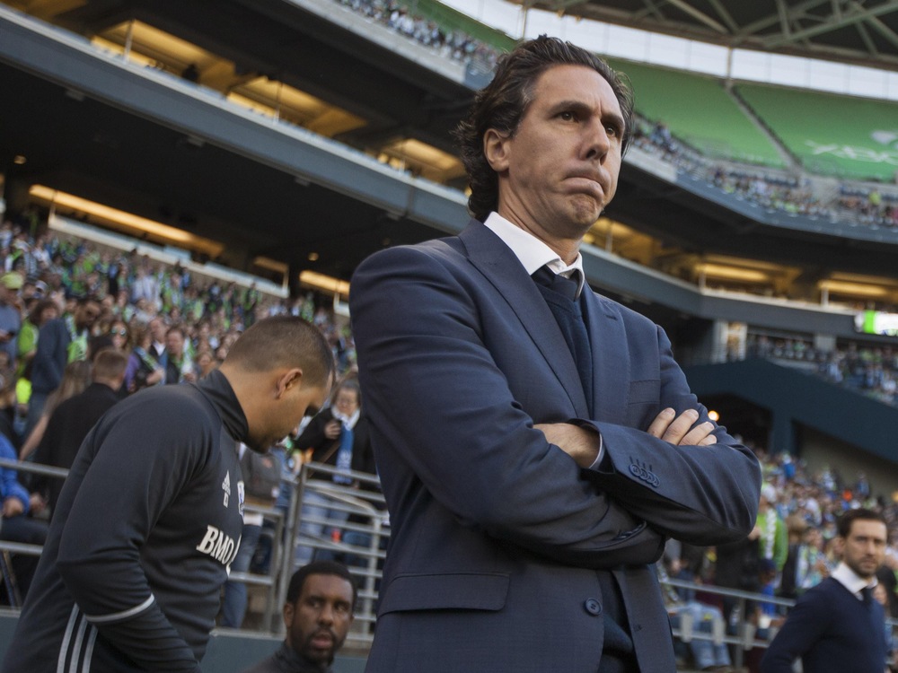 Mauro Biello (au centre) ainsi que ses adjoints Jason Di Tullio (de profil, à gauche) et Wilfried Nancy (en bas, à gauche), lors d'un match contre les Sounders à Seattle, en mars 2016