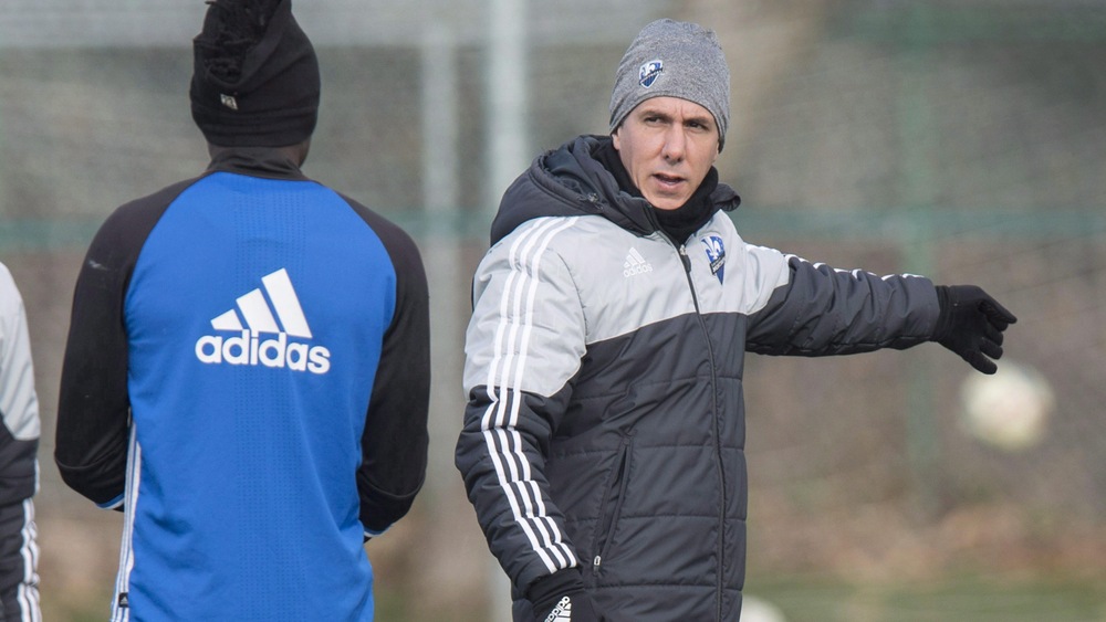 Mauro Biello donne des instructions à Dominic Oduro (de dos) lors d'un entraînement de l'Impact au Centre Nutrilait, l'ancienne caserne Letourneux.