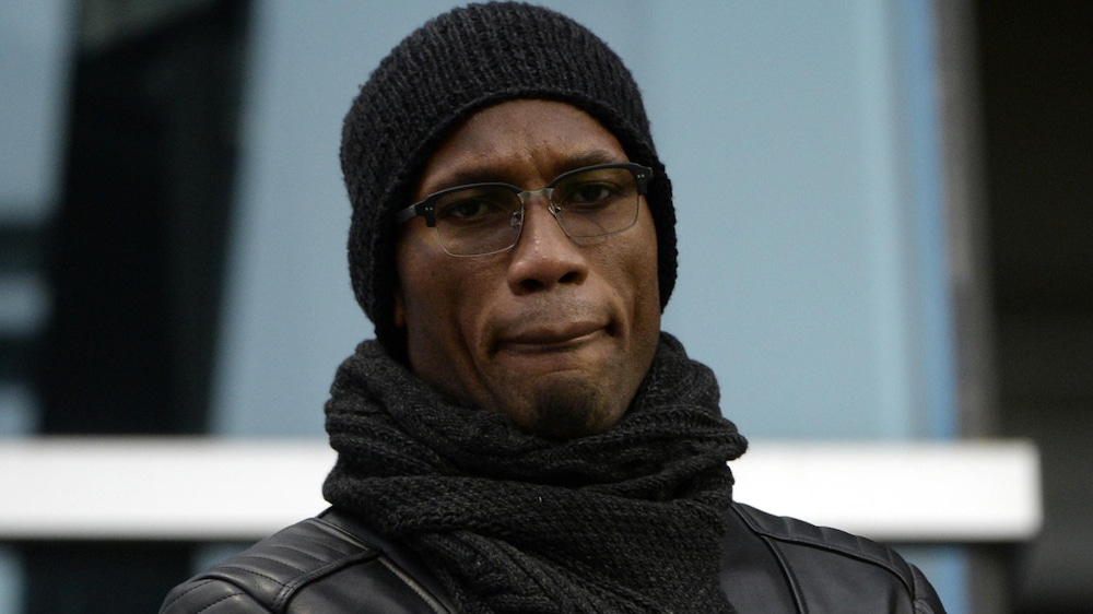 Un peu moins de deux semaines après la crise qui a secoué l'équipe en octobre dernier, Didier Drogba regarde le match contre les Red Bulls depuis la loge de l'Impact.