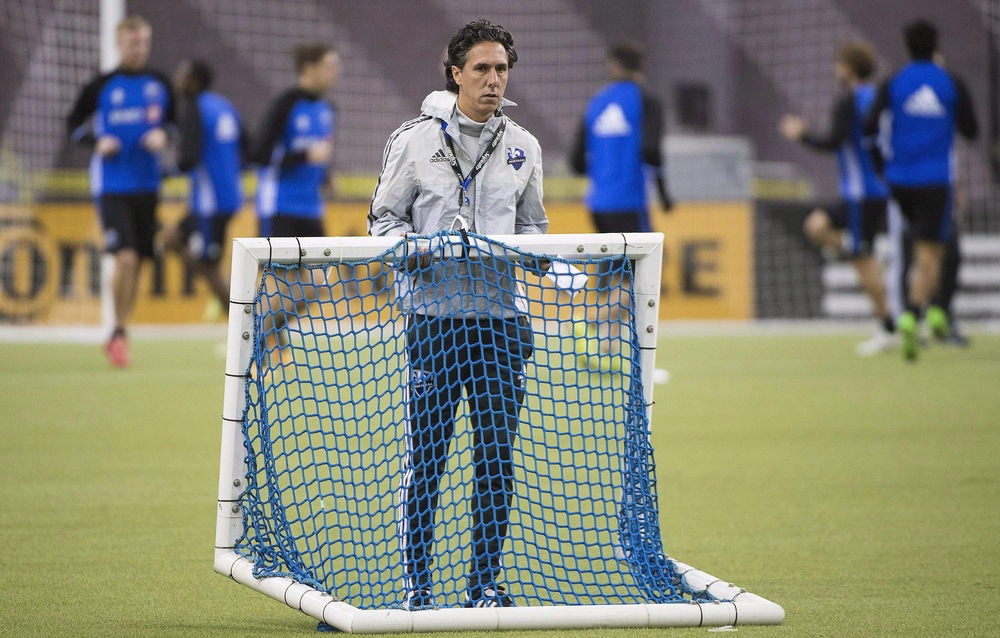 Mauro Biello déplace un petit filet lors d'un entraînement au stade olympique.
