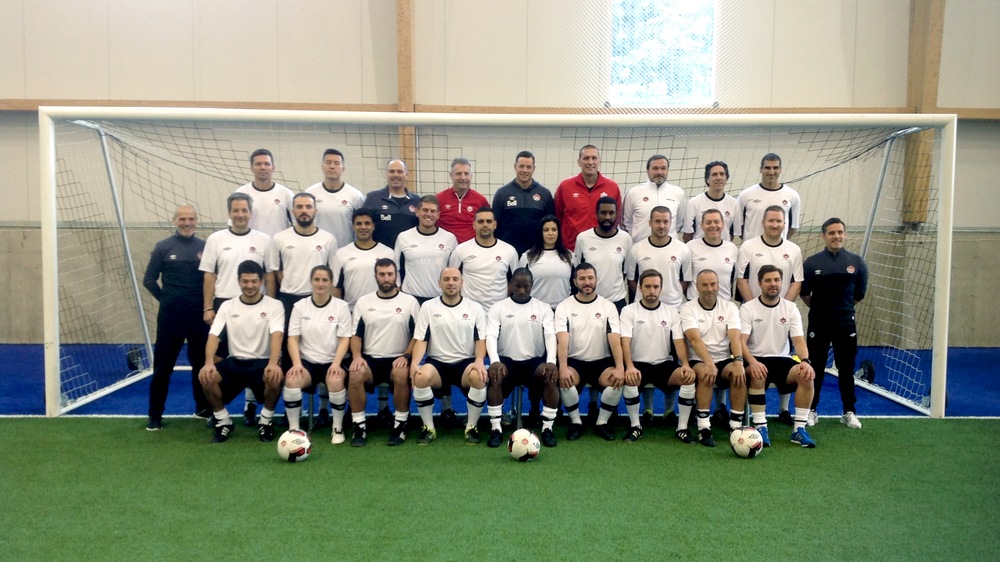 Photo de groupe de la licence A prise en décembre 2016. Mauro Biello est dans la 3e rangée, 2e à partir de la droite. Aussi sur la photo, Valerio Gazzola (3e rangée, 3e à partir de la gauche), les adjoints de l'Impact Jason Di Tullio (2e rangée, 6e à partir de la droite) et Wilfried Nancy (2e rangée, 8e à partir de la droite). Enfin, debout à l'extrême-droite, John Herdman, entraîneur de l'équipe nationale féminine, présent comme formateur pour une journée.
