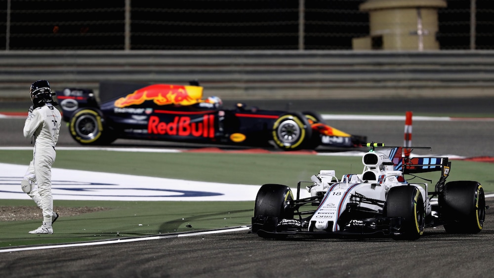 Lance Stroll sort de sa Williams après un accrochage au Grand Prix de Bahreïn en avril 2017