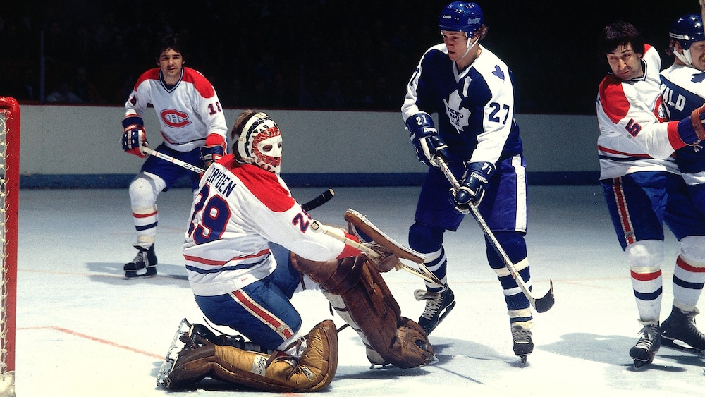 Darryl Sittler menace le filet du Canadien devant Ken Dryden (29), Serge Savard (18) et Guy Lapointe (5) dans les années 1970.