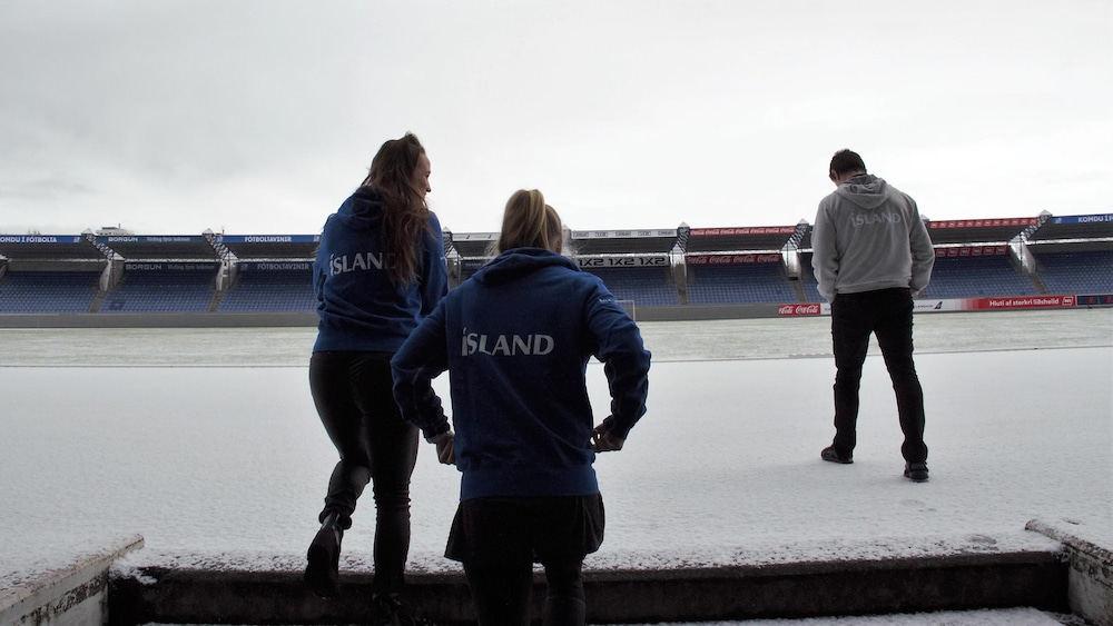 Fanndis Frioriksdottir et Dagny Brynjarsdottir entrent dans le plus grand stade d'Islande, le Laugardalsvöllur de Reykjavik