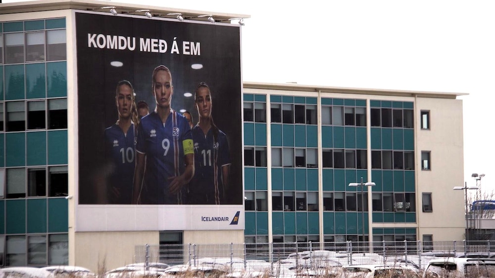 « Amenez-nous à l’Euro », la campagne de publicité s’affiche sur les bâtiments de Reykjavik.