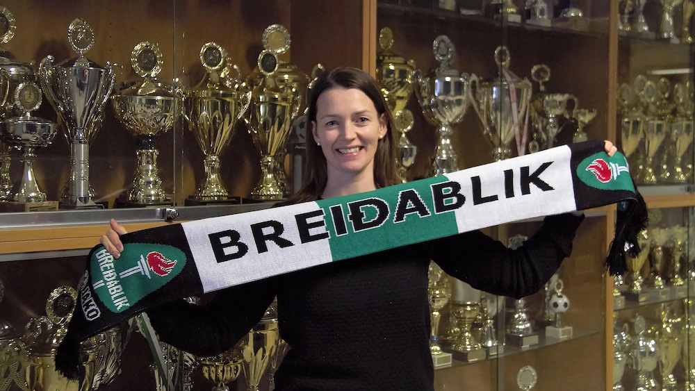 Erla Hendriksdottir devant les trophées de son club de toujours, Breidablik