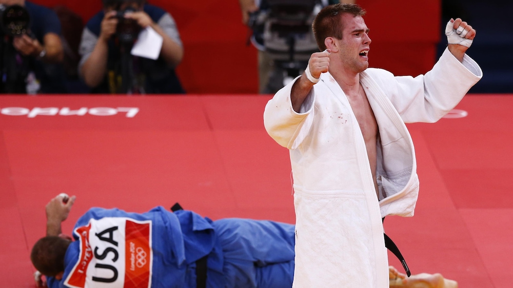 Antoine Valois-Fortier après sa victoire contre Travis Stevens, qui lui procurait la médaille de bronze chez les -81 kg aux Jeux olympiques de Londres en 2012.