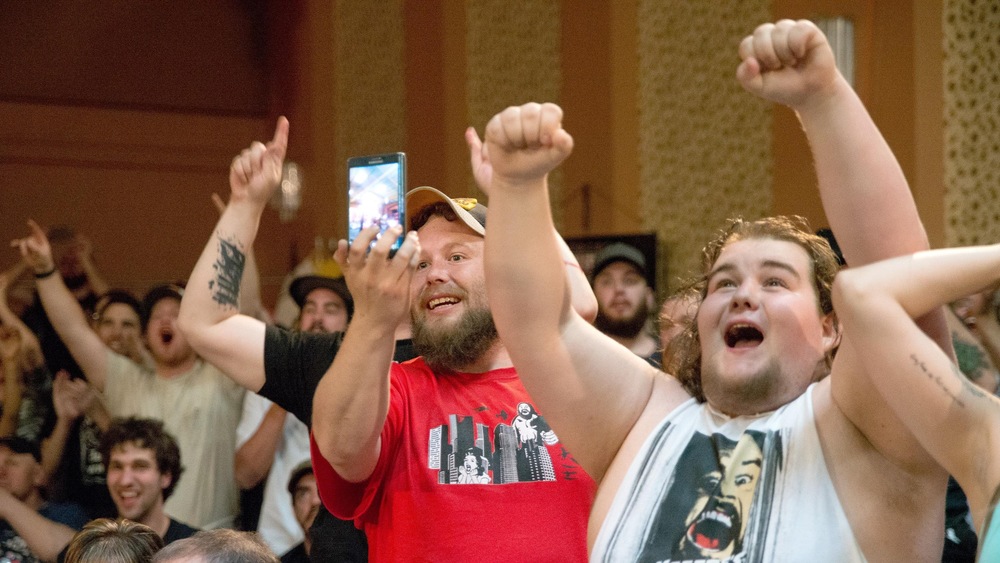 Bruyante et impliquée, la foule réagit à la victoire d’un de ses favoris.