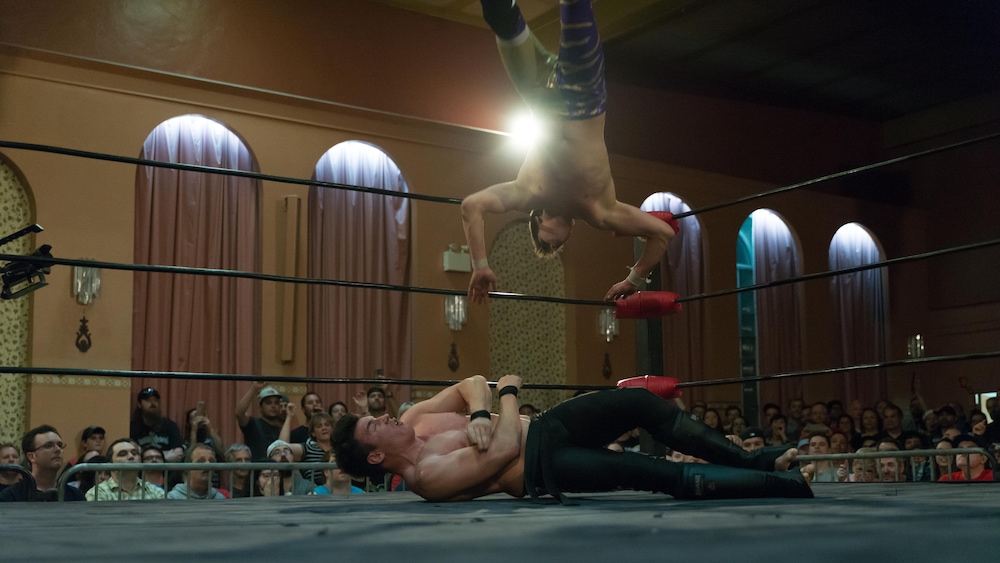 Une des nombreuses manœuvres spectaculaires du combat entre Mike Bailey (au sol) et Matt Angel.
