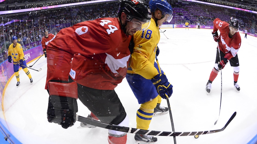 Marc-Édouard Vlasic, du Canada, et le Suédois Jakob Silfverberg en finale