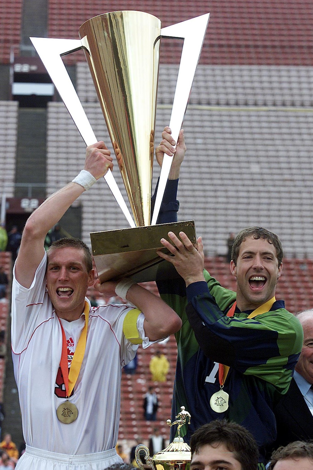Jason de Vos et Craig Forrest soulèvent le lourd trophée.