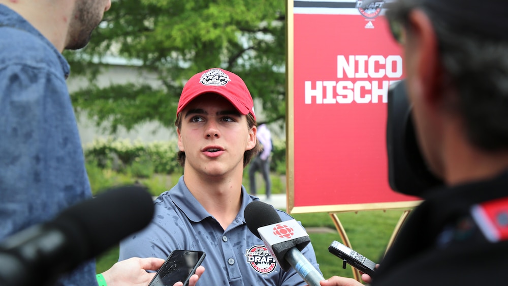 Nico Hischier en entrevue à Chicago
