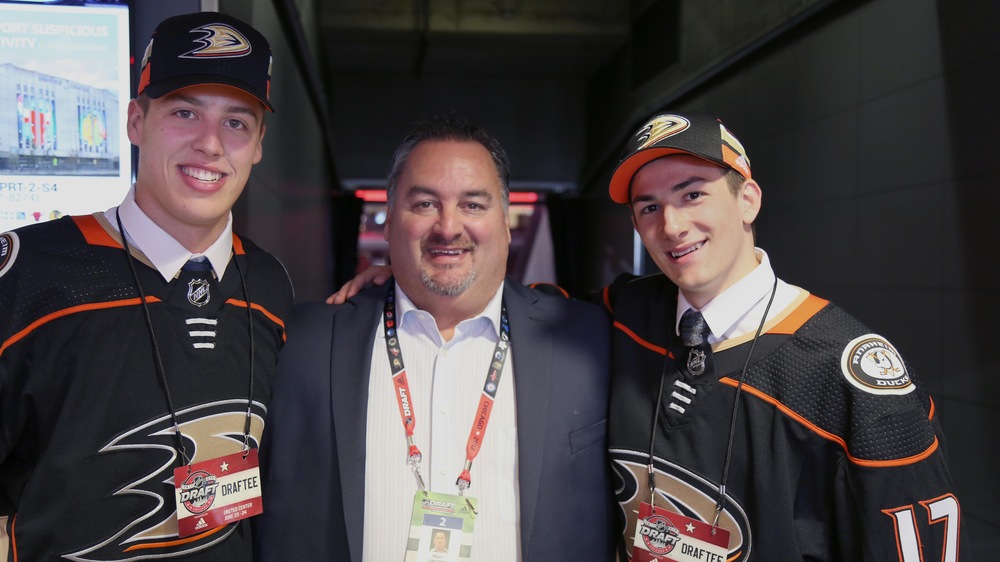 L’agent Marc Lavigne entouré par Maxime Comtois et Antoine Morand.