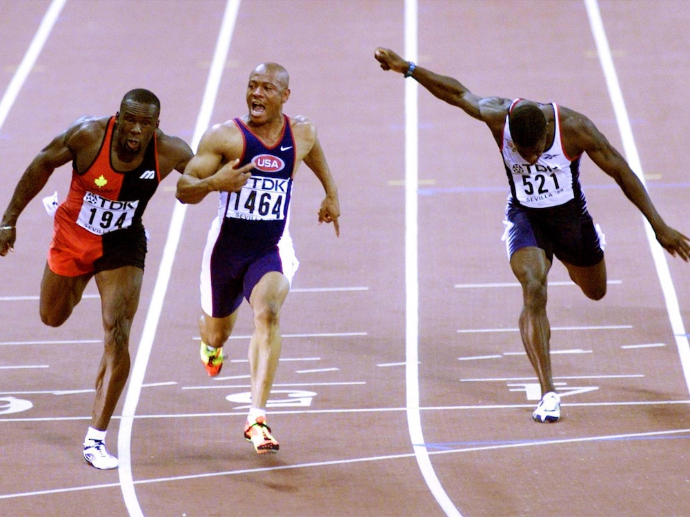 9,84 s. Bruny Surin est devancé à la ligne par Maurice Greene lors des Championnats du monde de Séville, en 1999, mais égale le record canadien.
