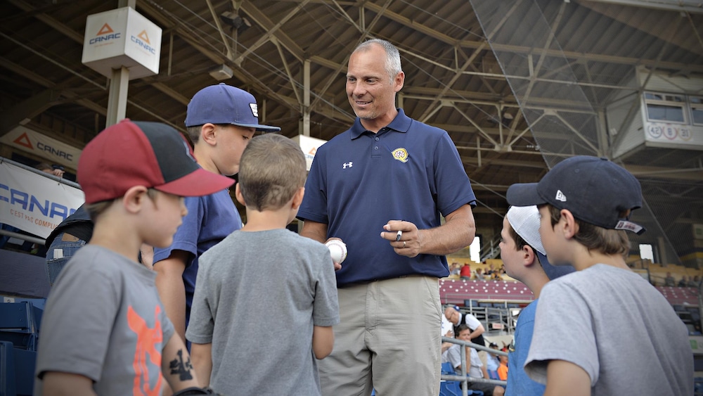 Michel Laplante avec des jeunes au stade CANAC