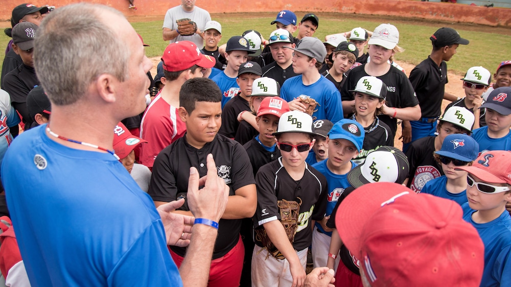 Michel Laplante avec des jeunes à Cuba en 2016