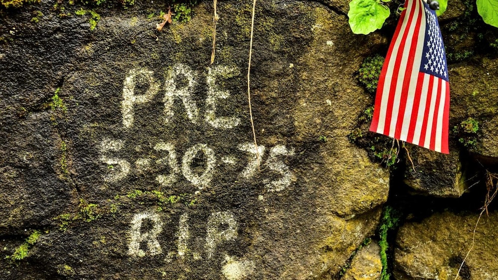 L'inscription originale « PRE 30-05-75 RIP » est toujours bien visible.