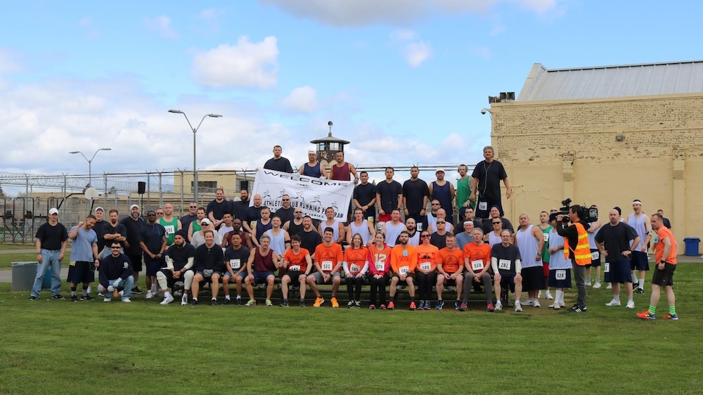 Les participants aux courses de 5 et de 10 km du 28 avril 2017 à l'Oregon State Penitentiary. Les « outsiders » sont en orange.