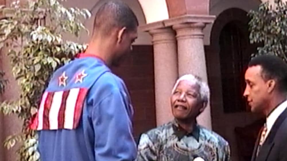 Pascal Fleury (à gauche) avec le président sud-africain Nelson Mandela (au centre) en 1996