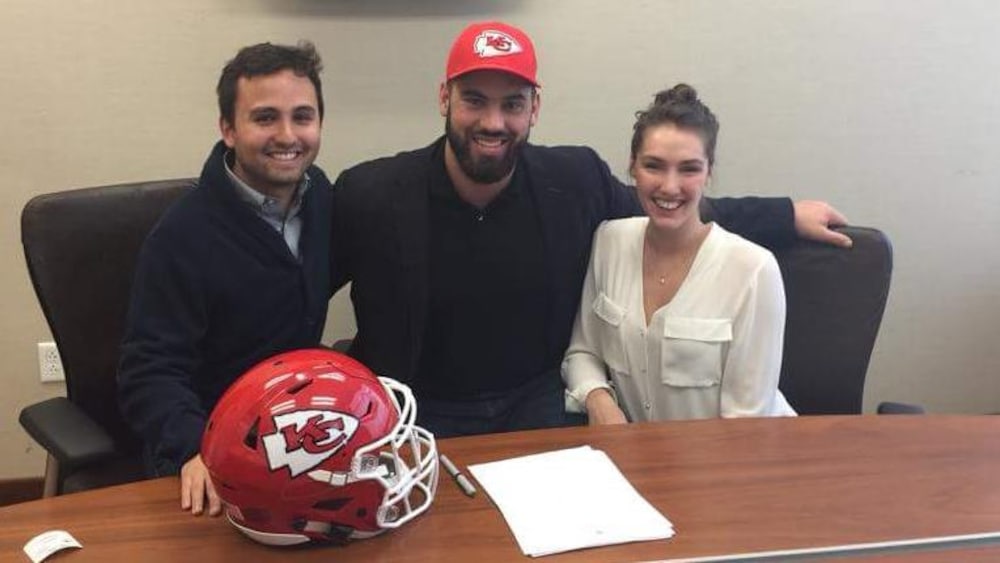Sasha Ghavami, Laurent Duvernay-Tardif et Florence-Agathe Dubé-Moreau à Kansas City lors de la signature du contrat.