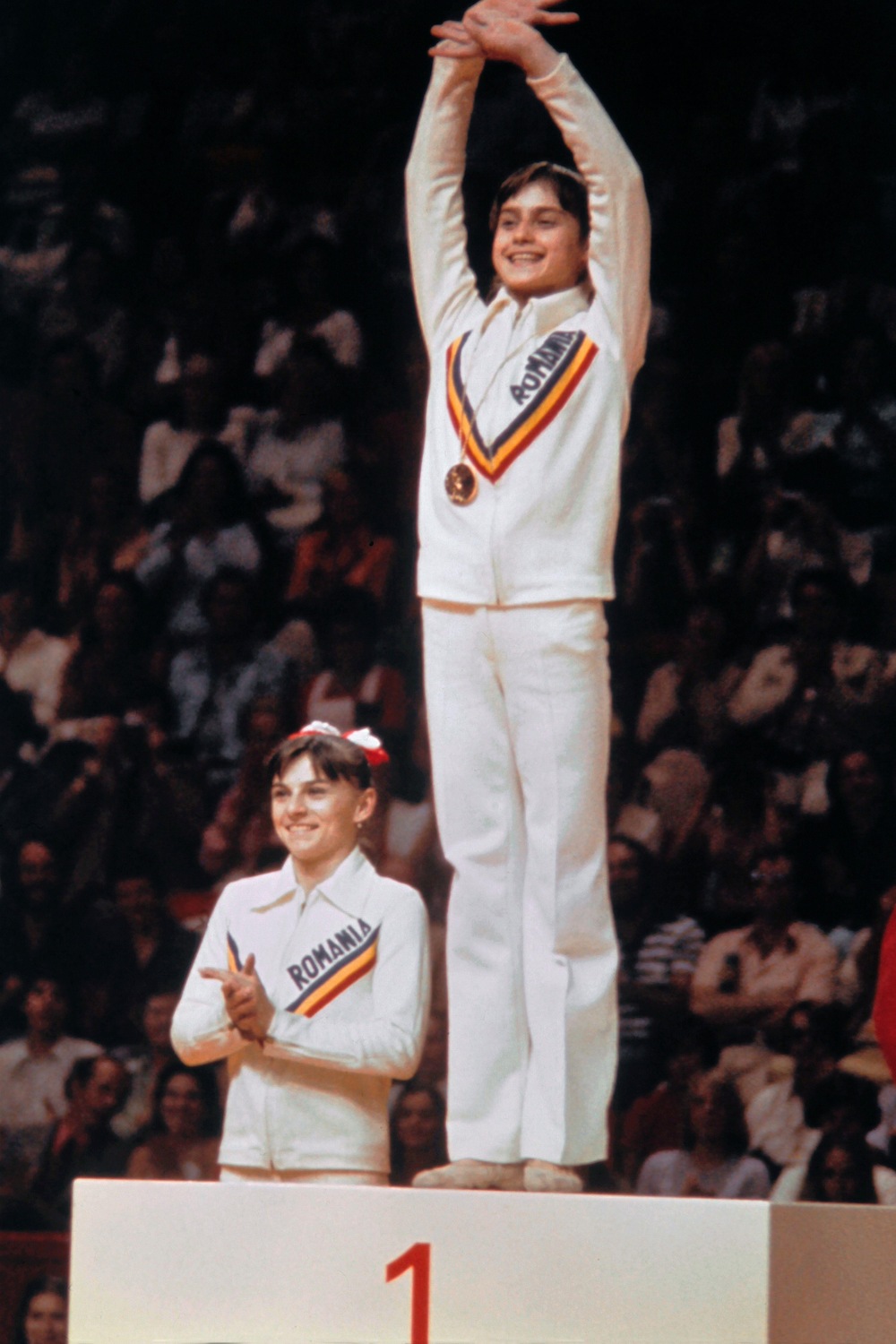 Nadia Comaneci, 14 ans, sur le podium aux Jeux olympiques de Montréal, en 1976.