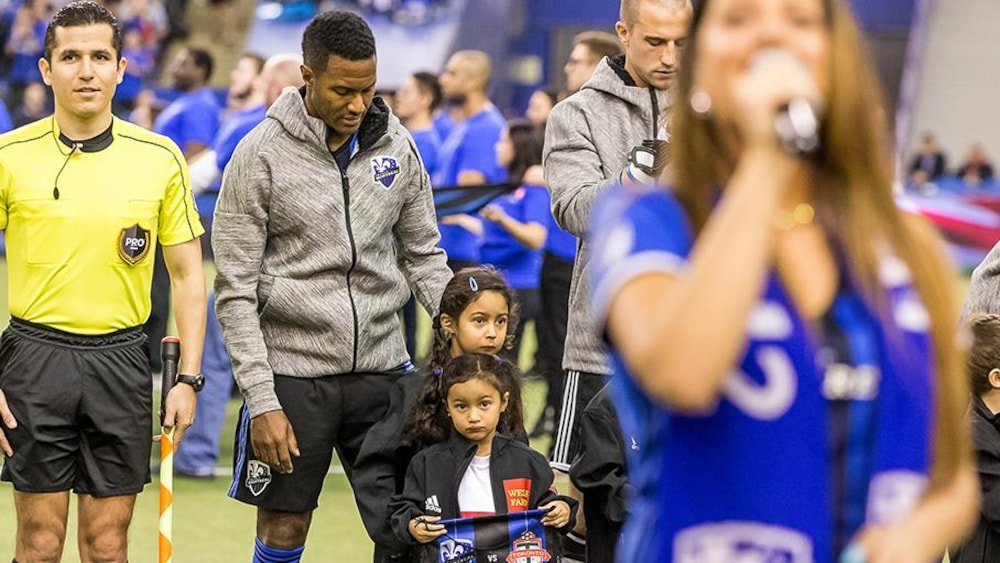 Patrice Bernier, en compagnie de ses filles, sur le terrain du stade olympique.