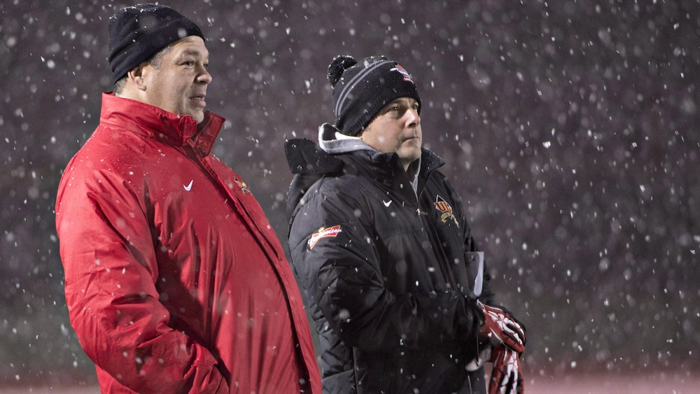 Glen Constantin (gauche) et le coordonnateur offensif Justin Éthier lors d'un entraînement précédant la Coupe Vanier, en novembre 2013