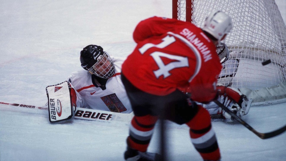 Dominik Hasek stoppe Brendan Shanahan durant la séance de tirs de barrage en demi-finale.