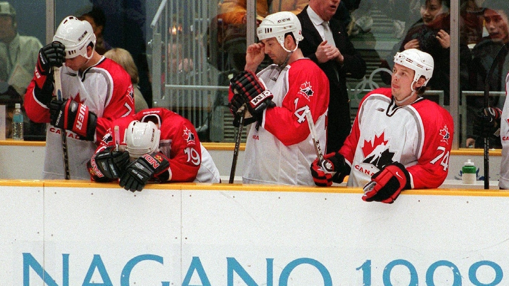 Rob Zamuner, Steve Yzerman, Brendan Shanahan et Theoren Fleury (de gauche à droite) vivent difficilement les dernières secondes du match pour la médaille de bronze.