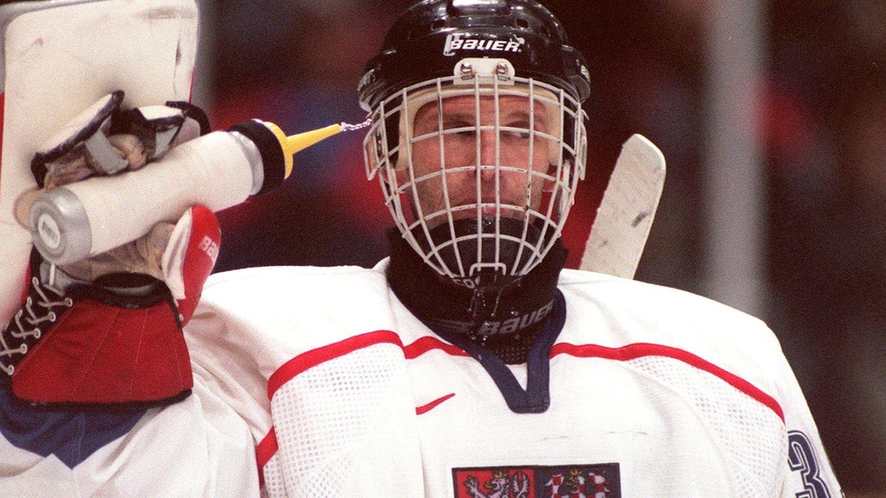 Dominik Hasek prend une gorgée d’eau pendant la séance de tirs de barrage contre le Canada.