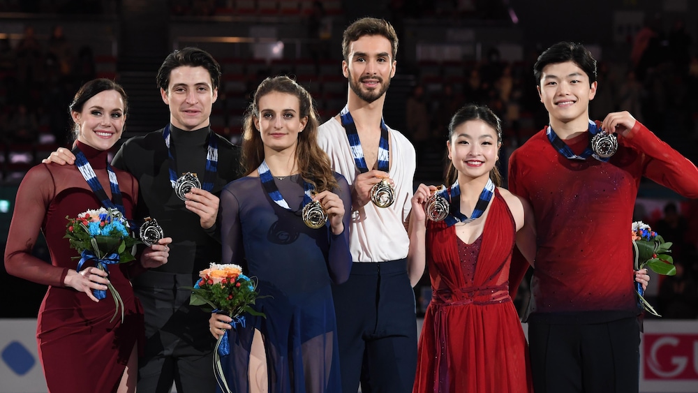 Les Canadiens Tessa Virtue et Scott Moir (gauche), les Français Gabriella Papadakis et Guillaume Cizeron (centre) et les Américains Maia et Alex Shibutani (droite) à la finale du Grand Prix de l'ISU, le 9 décembre 2017, à Nagoy