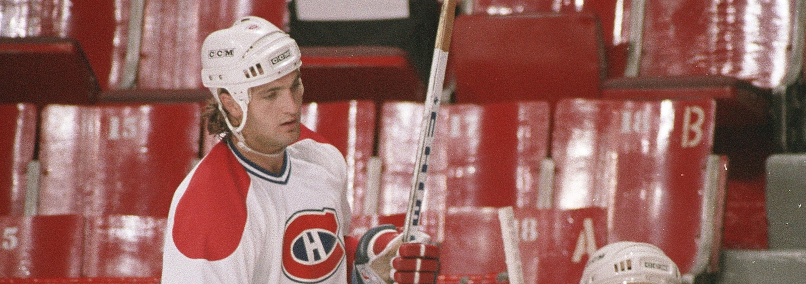 Stéphane Richer au banc du Canadien lors d'un entraînement au début des années 1990