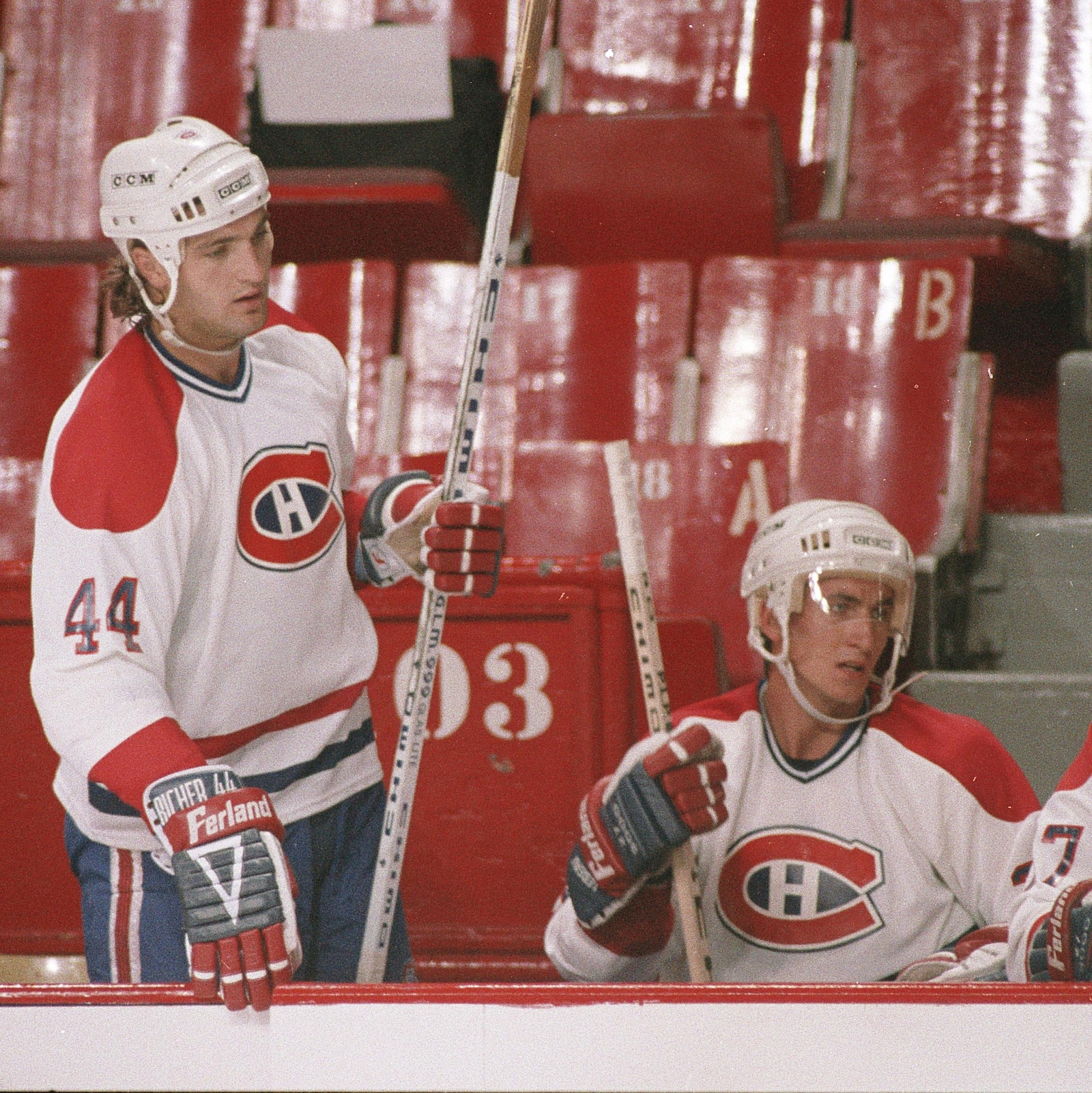 Stéphane Richer au banc du Canadien lors d'un entraînement au début des années 1990
