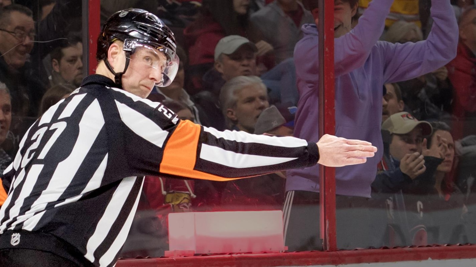 L'arbitre Eric Furlatt allonge le bras droit pour confirmer un but marqué par les Flames de Calgary.